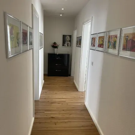 Attraktive Mit Balkon Zum Gruenen Hinterhof Apartment