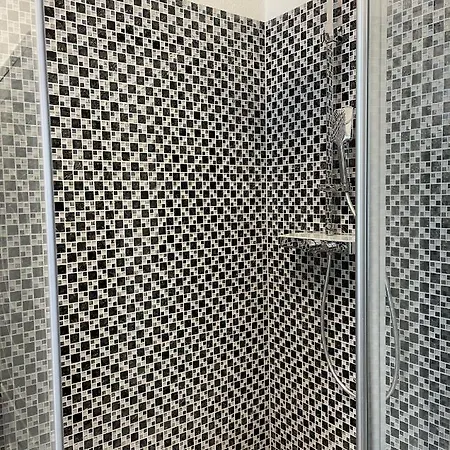 Attraktive Mit Balkon Zum Gruenen Hinterhof Apartment *