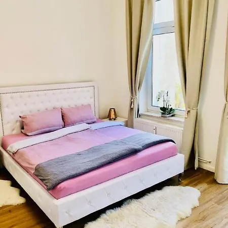 Apartment Attraktive Mit Balkon Zum Gruenen Hinterhof *