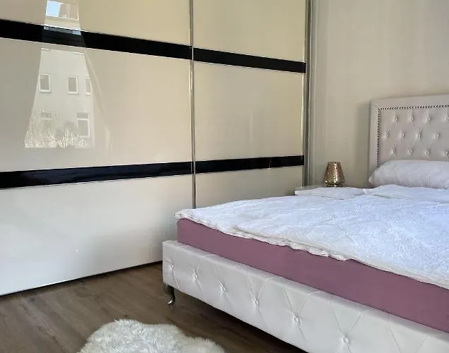 Attraktive Mit Balkon Zum Gruenen Hinterhof Apartment