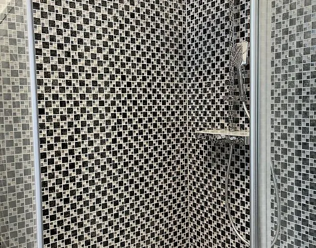 Attraktive Mit Balkon Zum Gruenen Hinterhof Apartment *